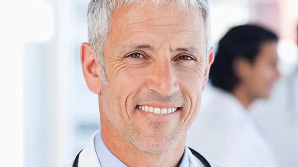 Dr. Javier Lahoz, director médico de Dental Arco