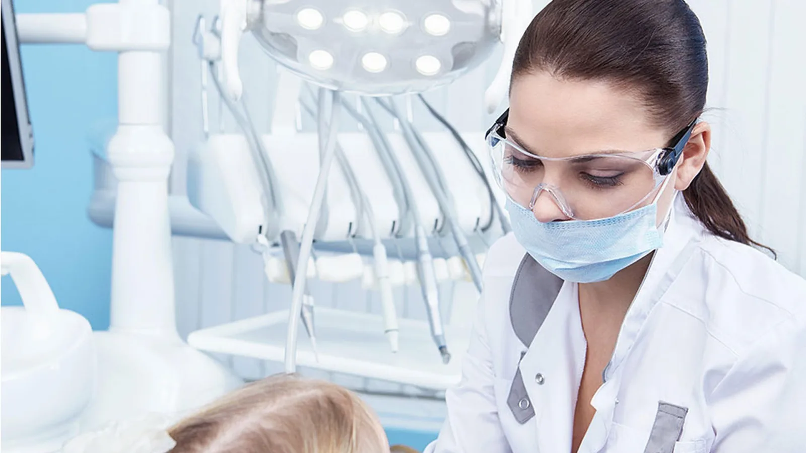 Dentista de Dental Arco atendiendo a una paciente en el gabinete