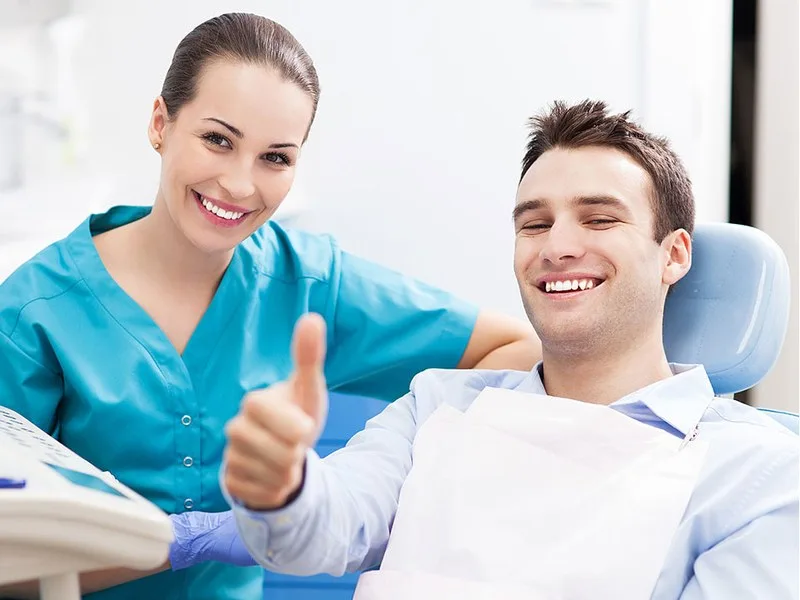 Paciente contento con su dentista en Dental Arco
